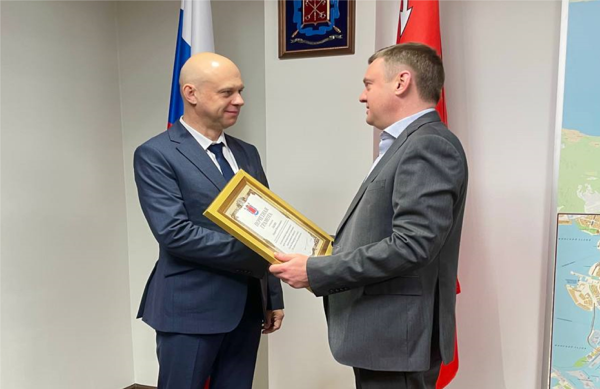 Вице-губернатор Петербурга Кирилл Поляков наградил главу СПб ГУП «Пассажиравтотранс» Андрея Лызина
