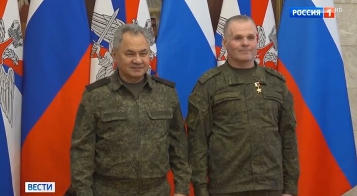 Андрей Чибис поздравил старшего прапорщика Александра Панасюка с получением звания Героя России