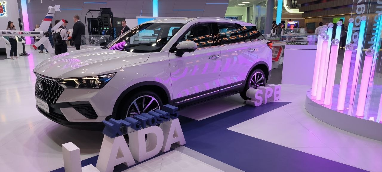 На ПМЭФ-2023 представили новый автомобиль Lada X-Cross 5