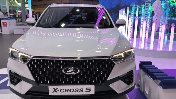 С конвейера автозавода «Lada Санкт-Петербург» сошел первый Lada X-cross 5