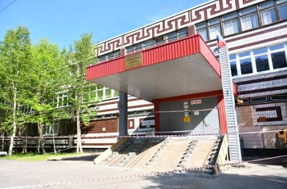 Ремонт в гимназии №6 в Мурманске завершен на 70 процентов