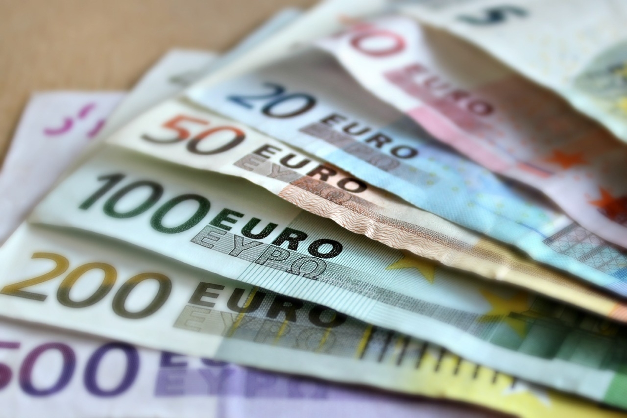 Курс евро в обменниках Петербурга перевалил за 100 рублей