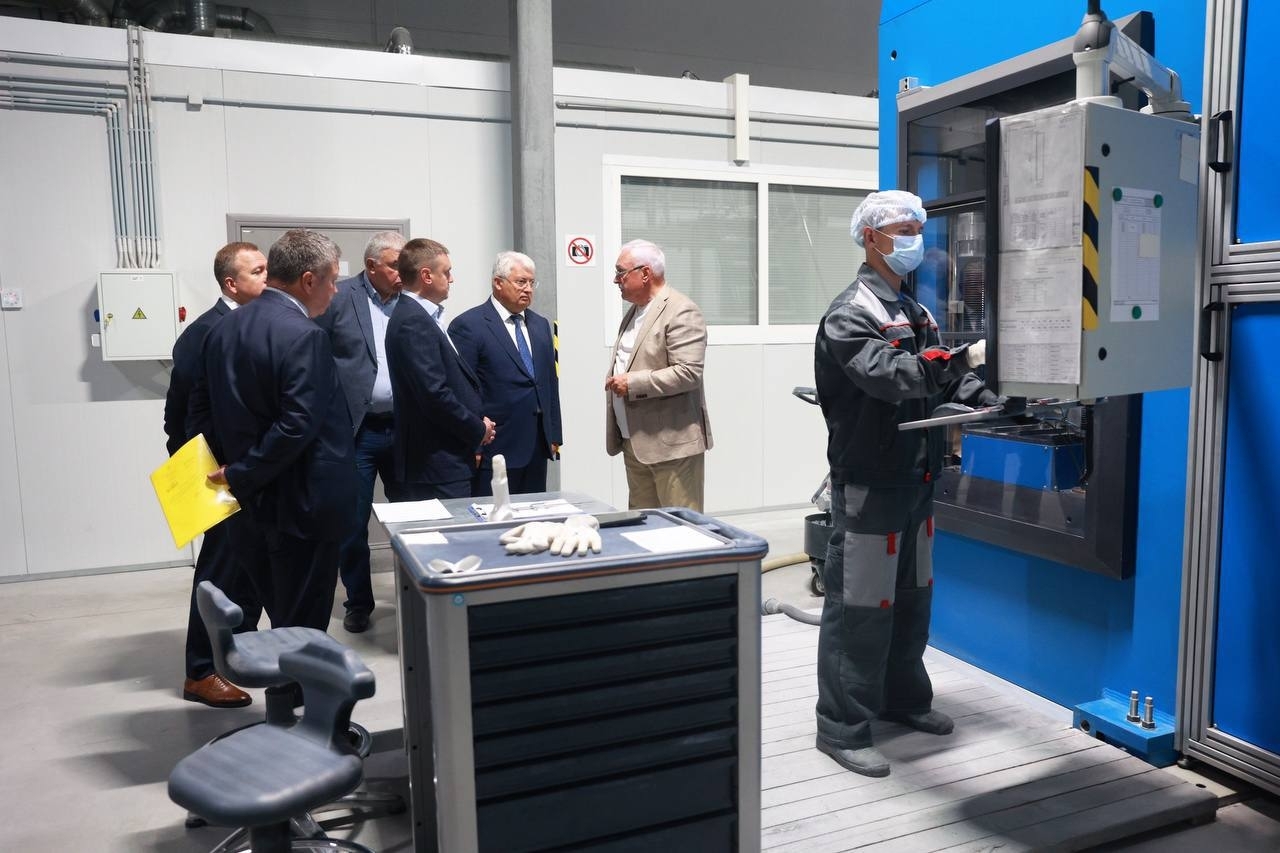 Вице-губернатор Петербурга Поляков посетил завод «Циркон Керамика»