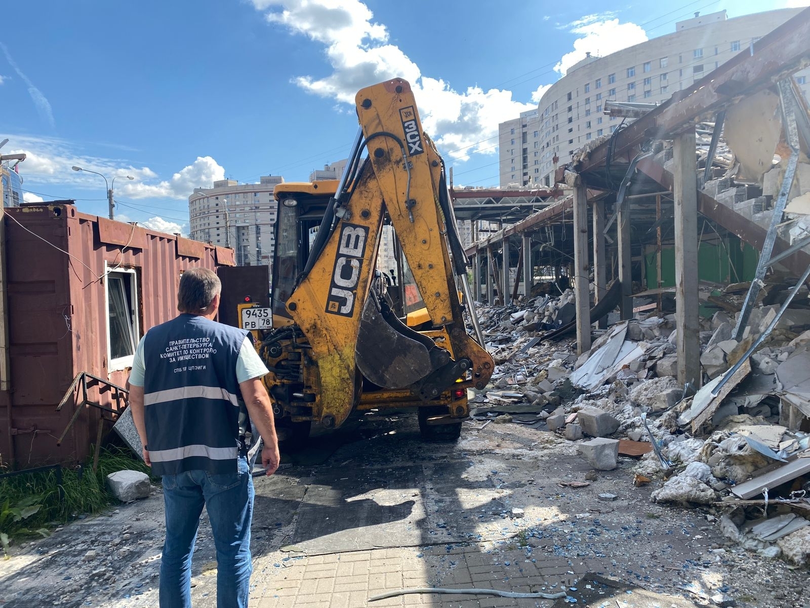 В Петербурге возобновили демонтаж торгового центра на Гаккелевской улице