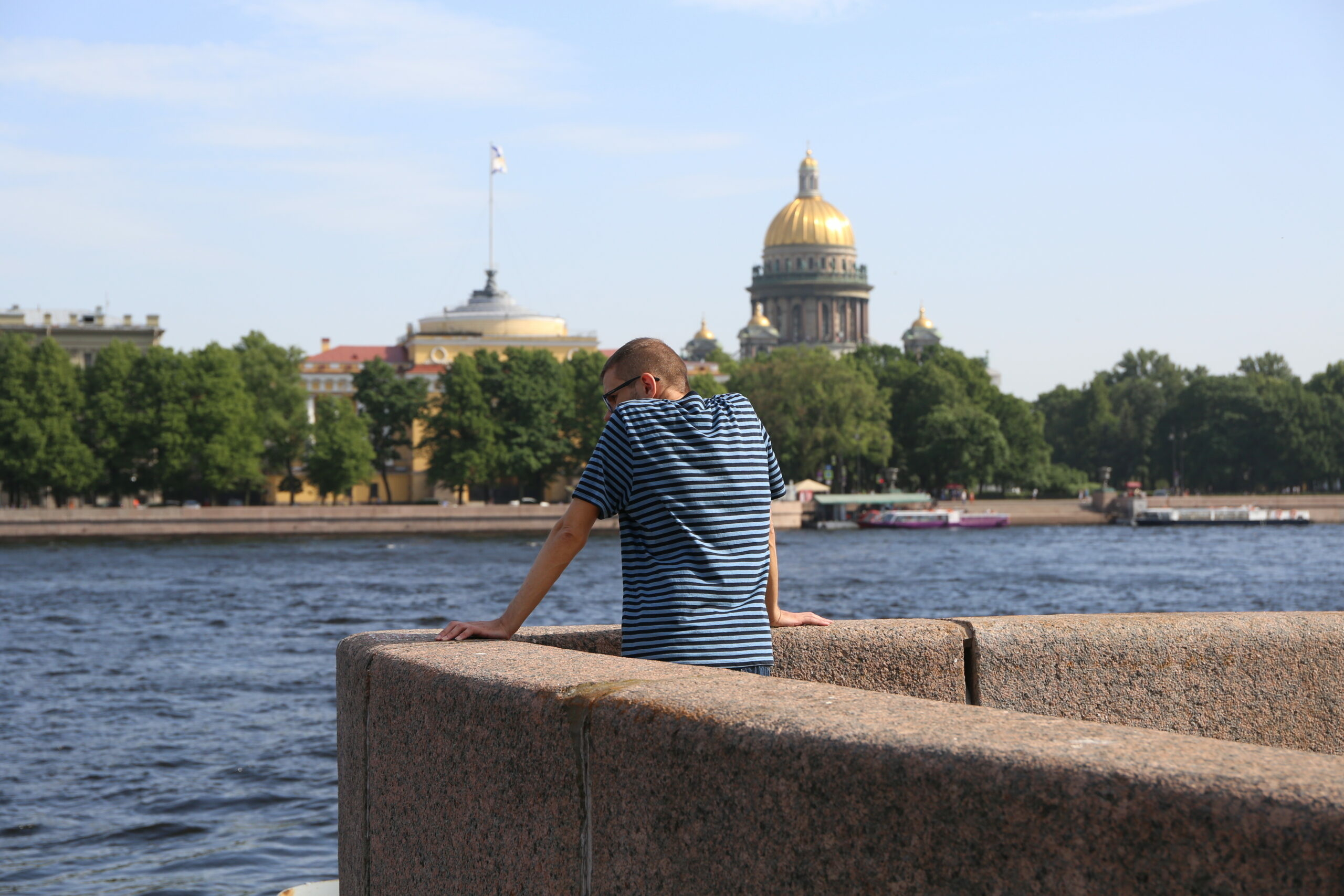 Почти половина жителей Петербурга получает соцподдержку