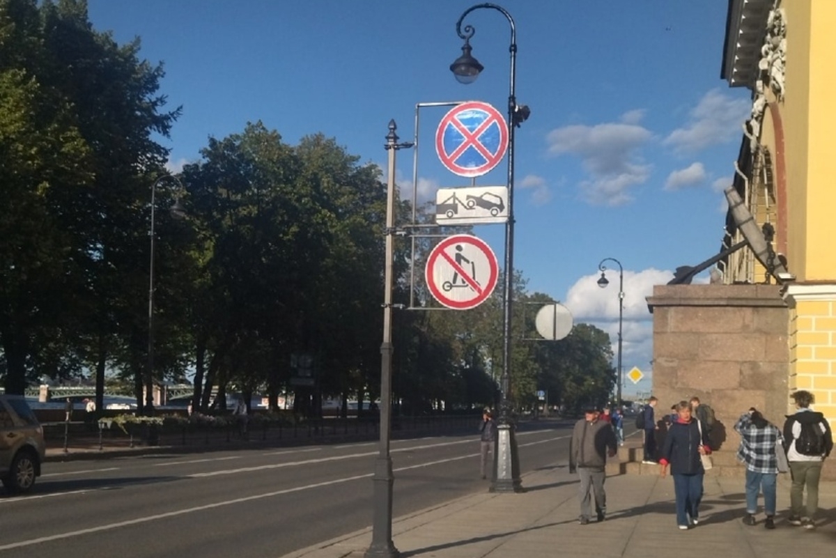 В Санкт-Петербурге появился первый знак, запрещающий электросамокатчиков