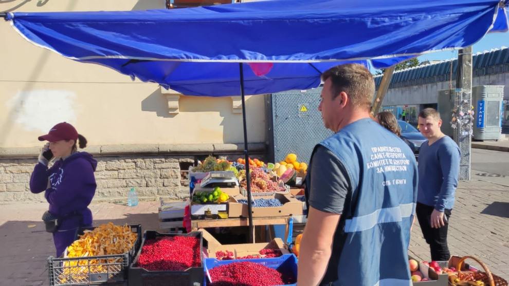 Власти Петербурга начали борьбу с незаконными торговцами у станций метро