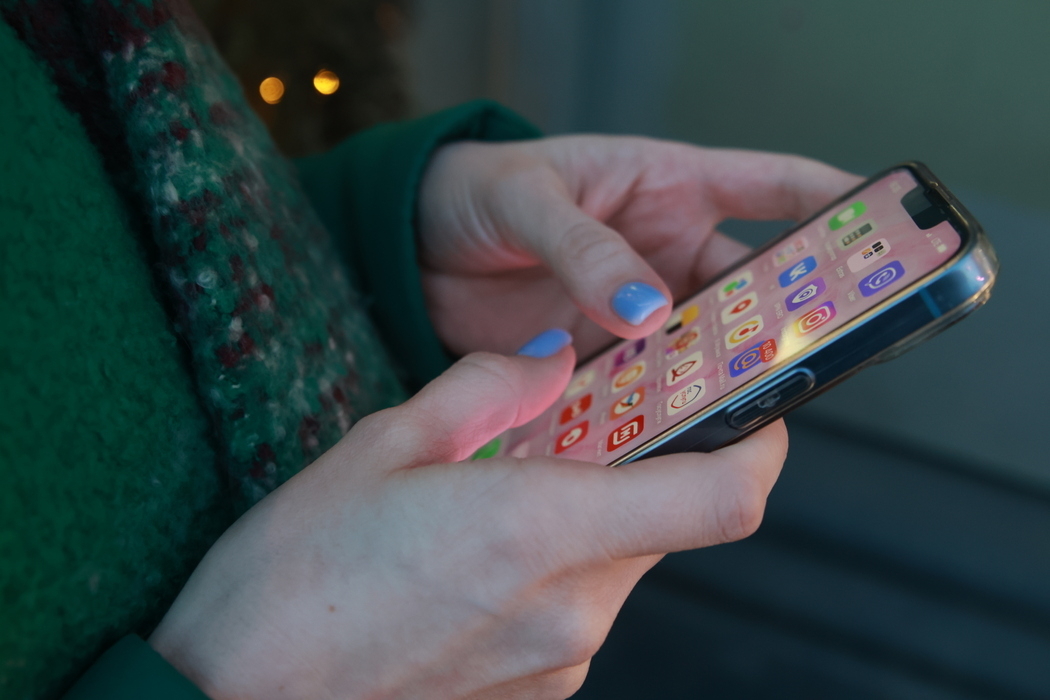 Студенты из России создали чехол для смартфона с перцовым баллончиком