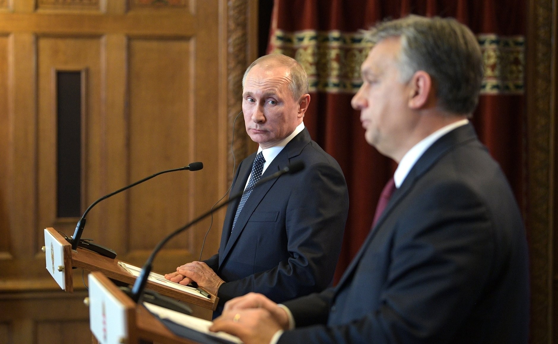 Washington Times: Западу стало не до смеха после рукопожатия Путина с Орбаном