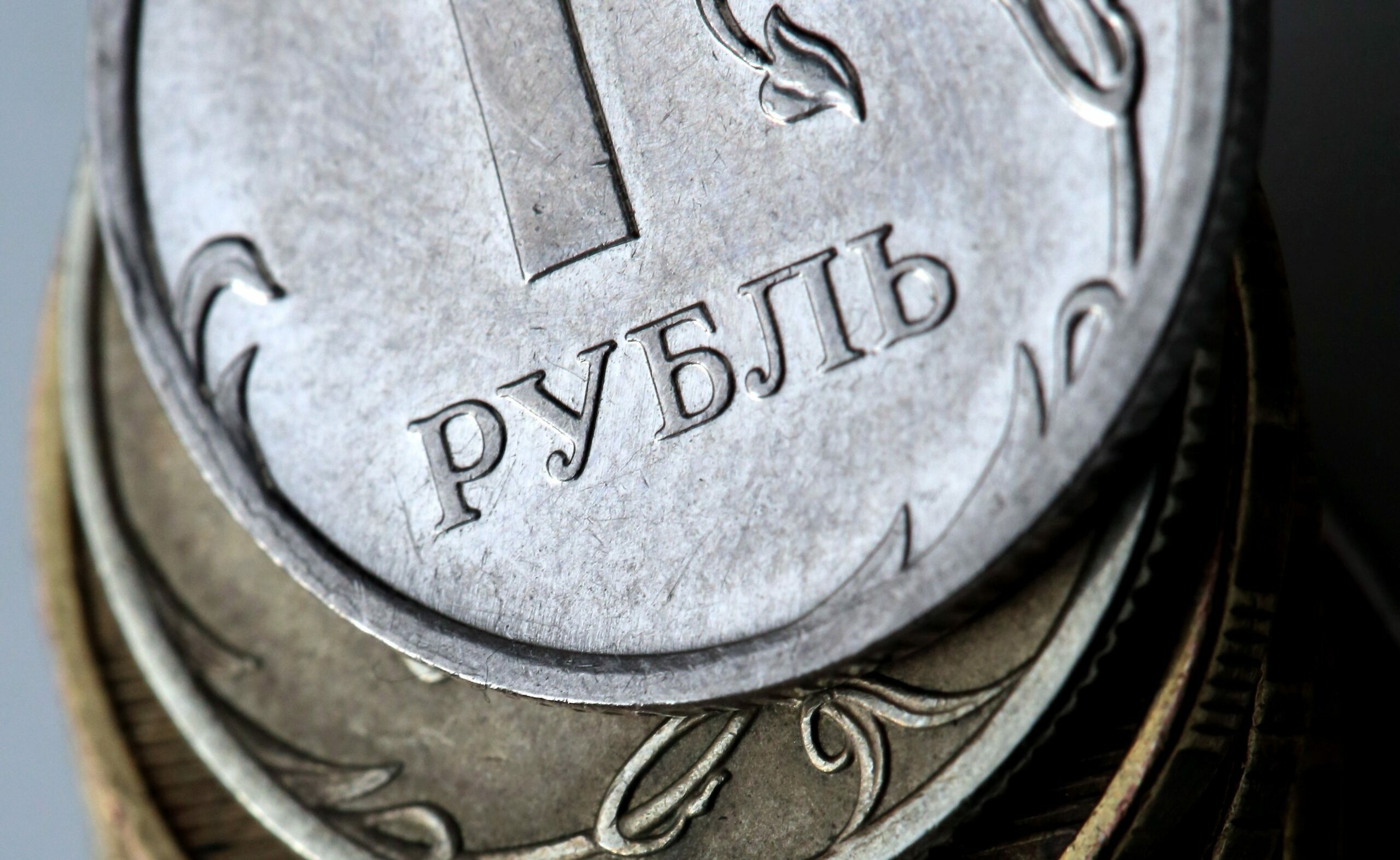 Петербуржцы намерены потратить на новогодние подарки 16 тысяч рублей