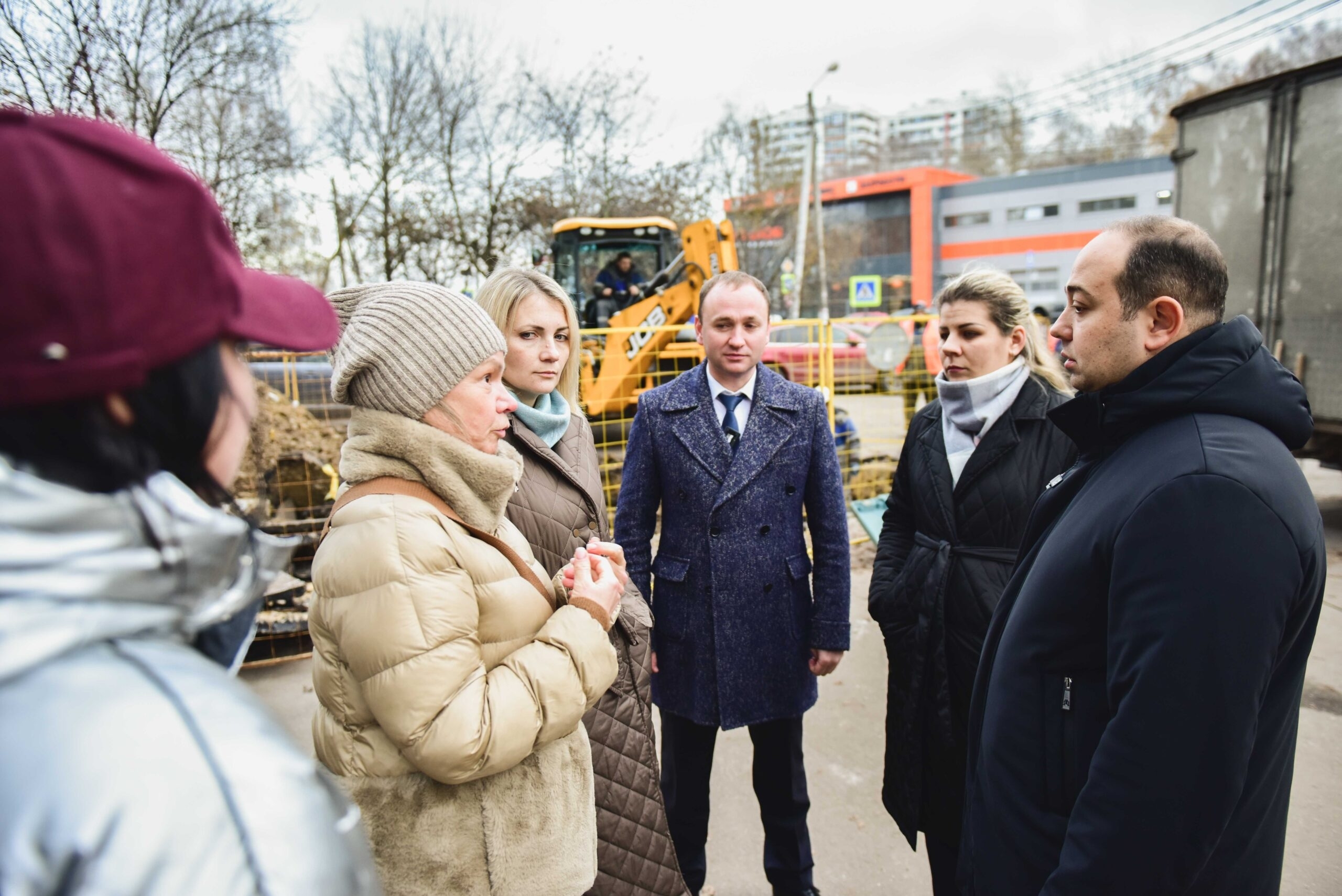 Глава Химок Волошин проверил ремонт теплосети на улице 9 Мая