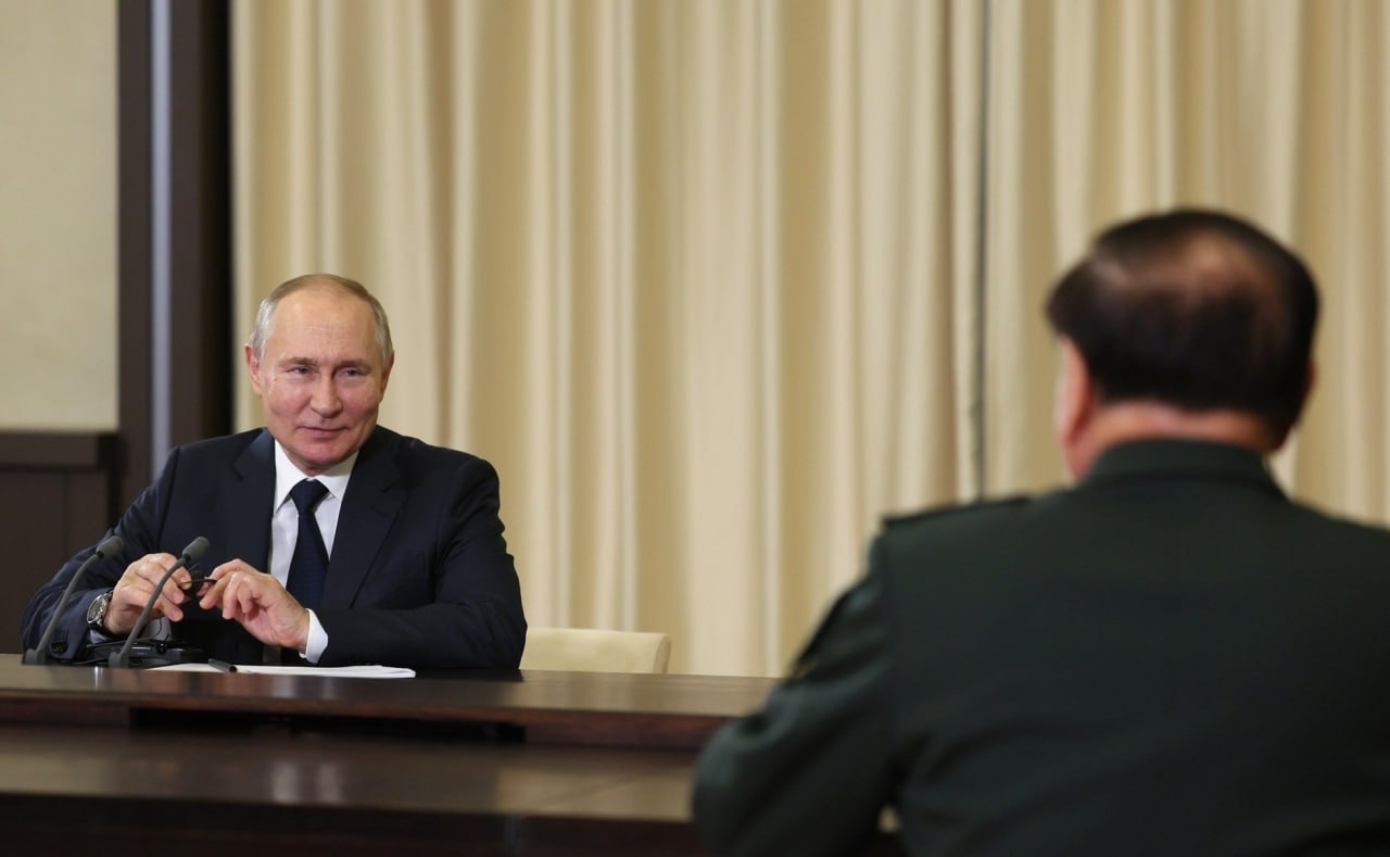Sohu: Китаю показалось необычным поведение Путина в присутствии генерала Чжана