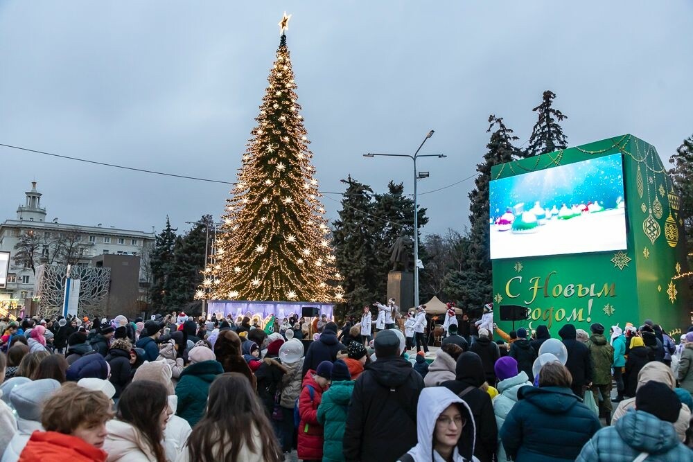 Главная новогодняя ель засветилась в Ростове 