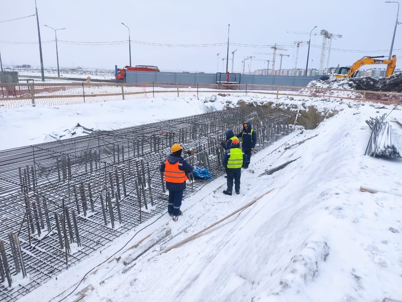 В Петербурге приступили к монтажу опор под путепроводы Южной широтной магистрали