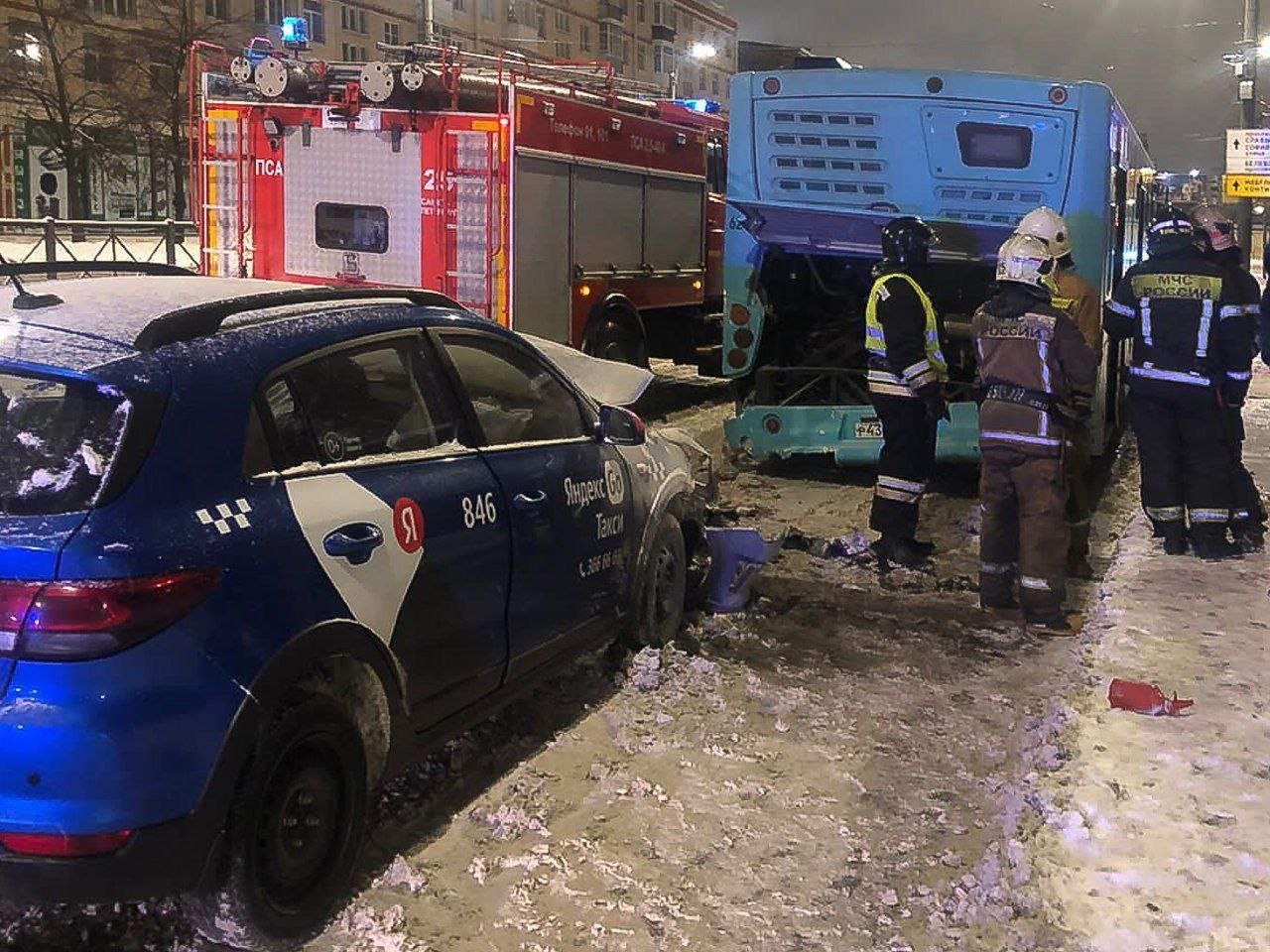 Водитель автобуса потушил загоревшееся легковое авто в Санкт-Петербурге