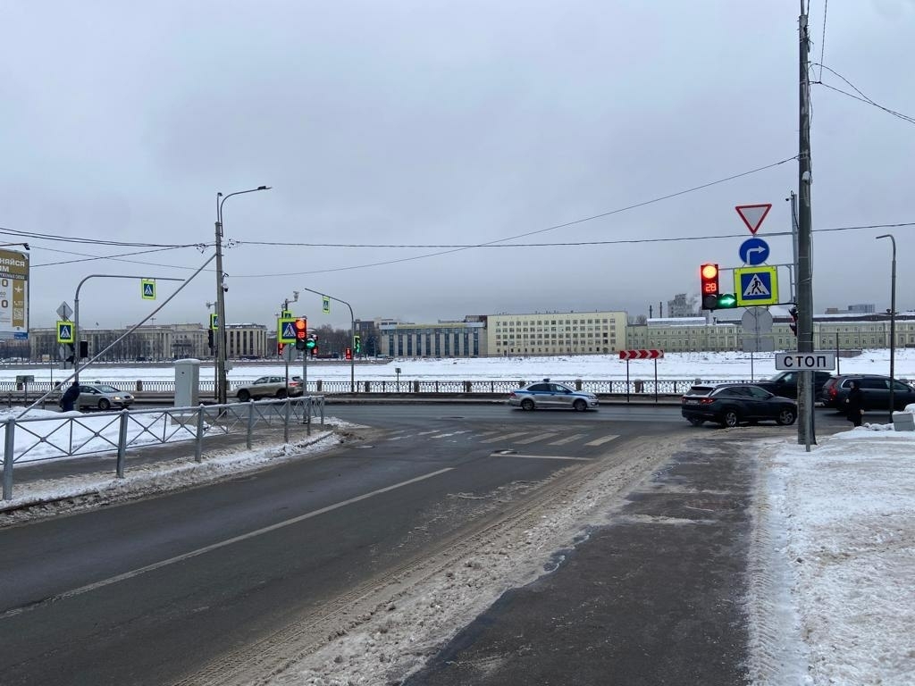 На перекрестках в Невском и Приморском районах установили два светофора