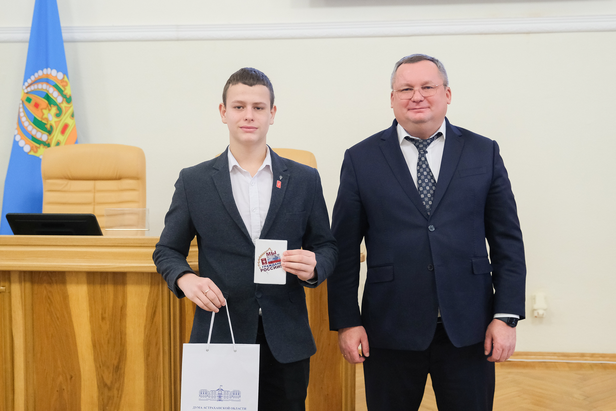 Игорь Мартынов вручил первые паспорта астраханским школьникам 