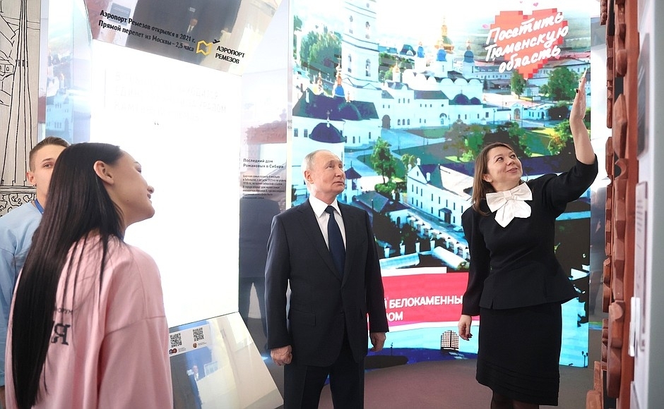 Путин посетил стенд Петербурга на выставке «Россия»