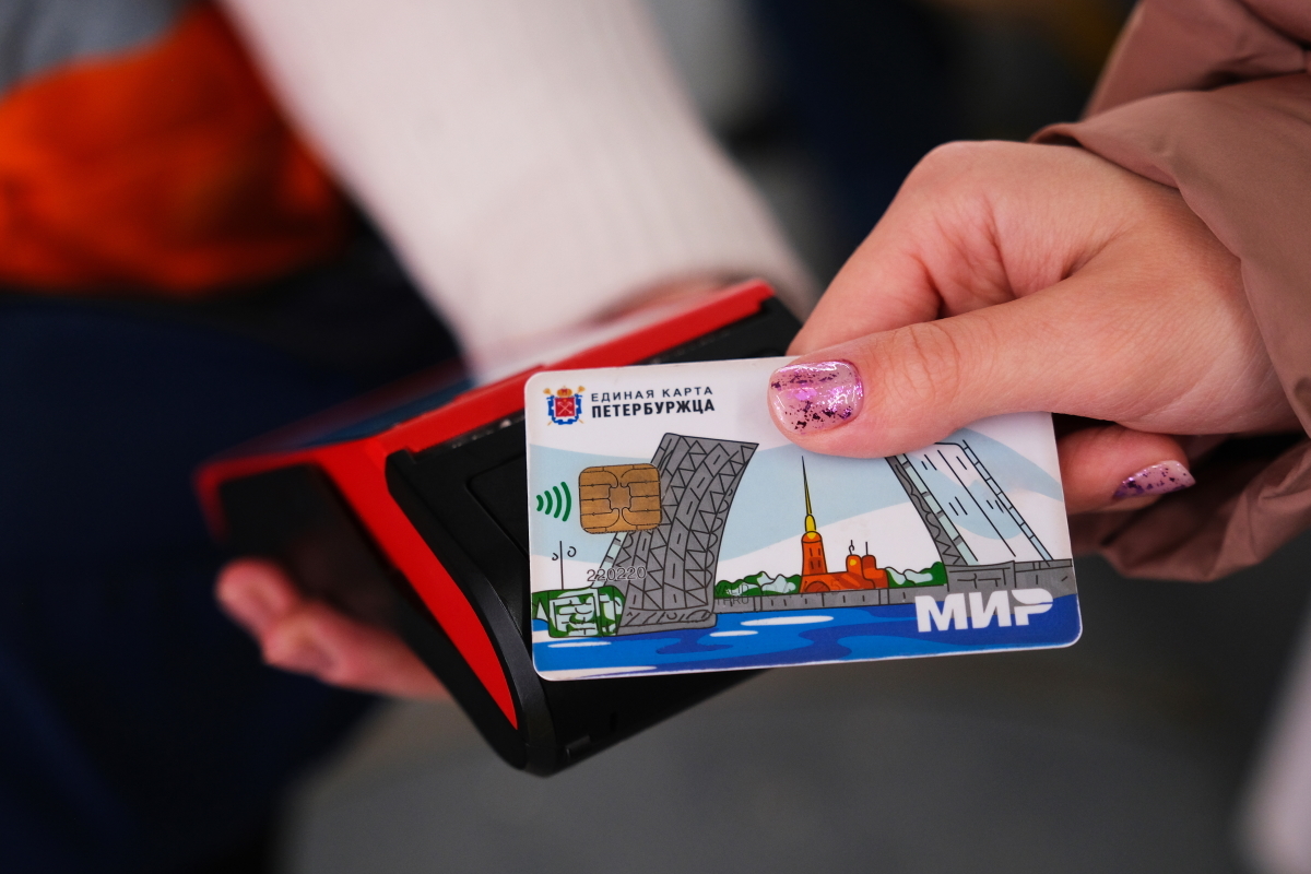 В наземном транспорте Петербурга можно ездить со скидкой весь год
