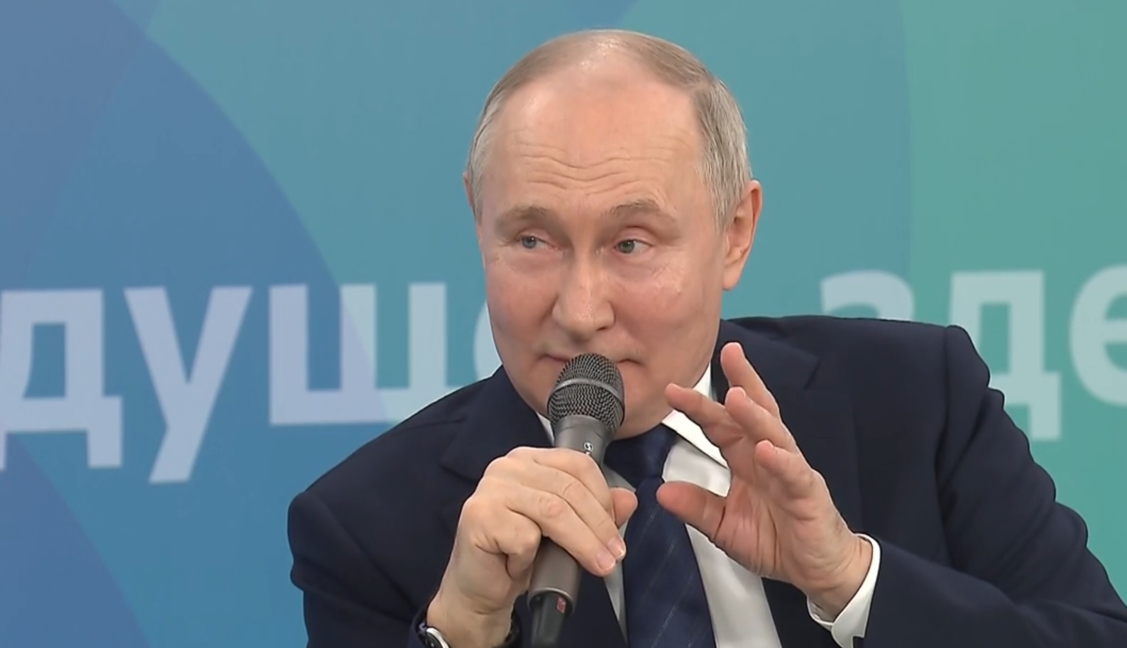 Президент Путин пообещал поднять социальные выплаты для россиян