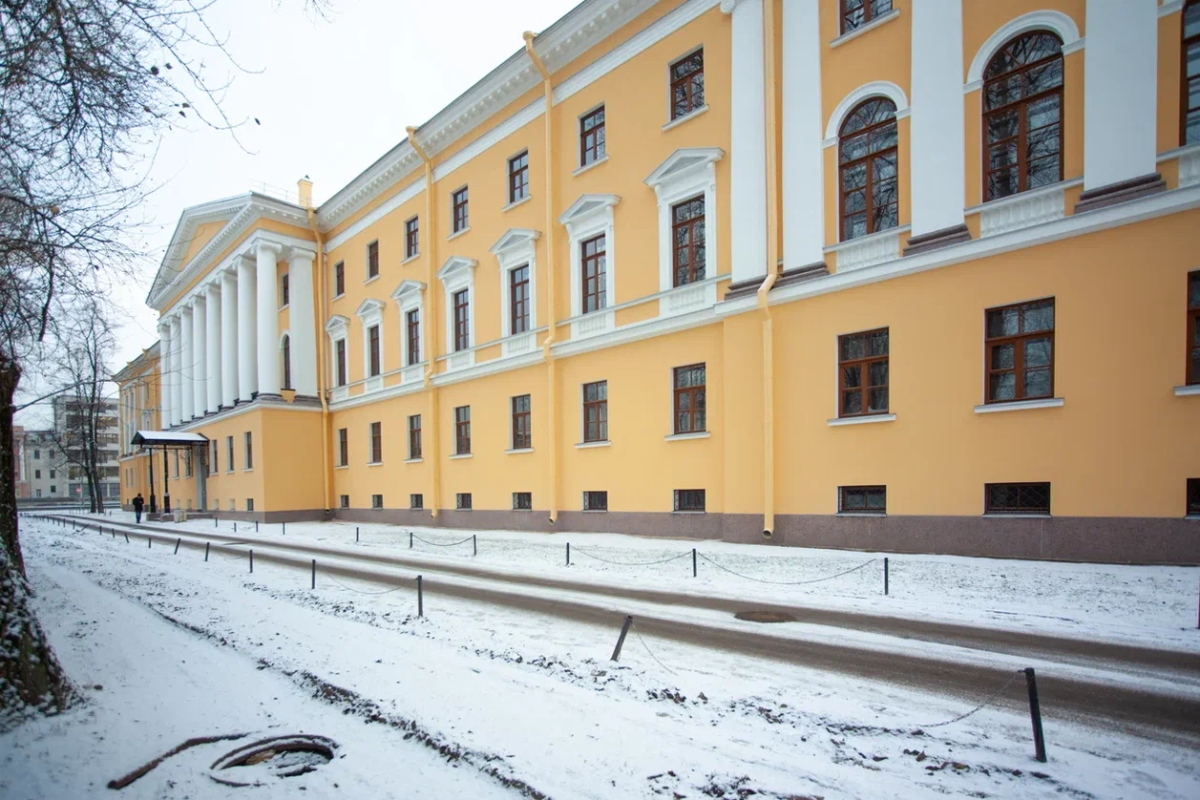 В Петербурге отреставрировали фасады Духовной академии