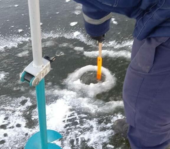 В астраханском МЧС проверили толщину льда на городских водоемах