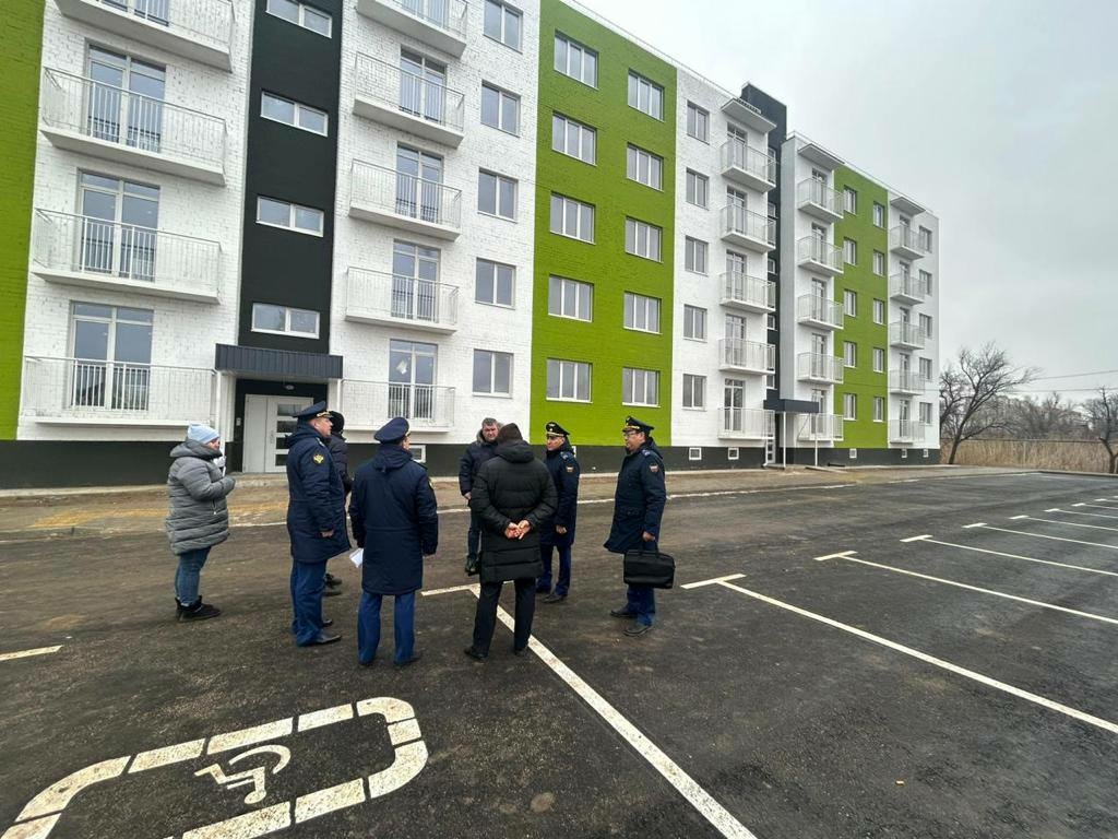Первый зампрокурора Астраханской области проверил два дома для переселения 