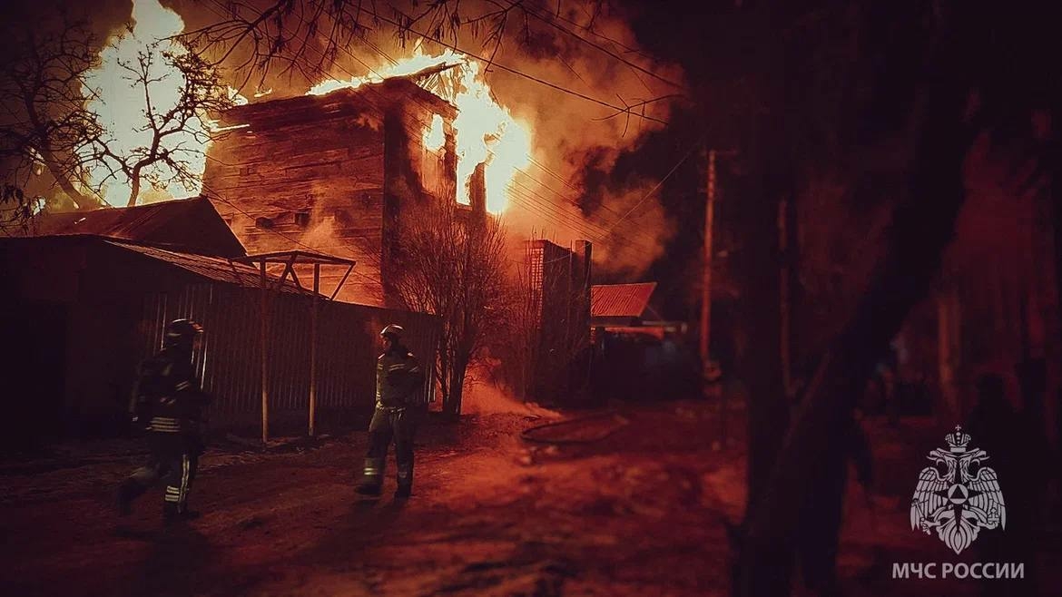 При пожаре на Донбасской в Астрахани погибли три человека