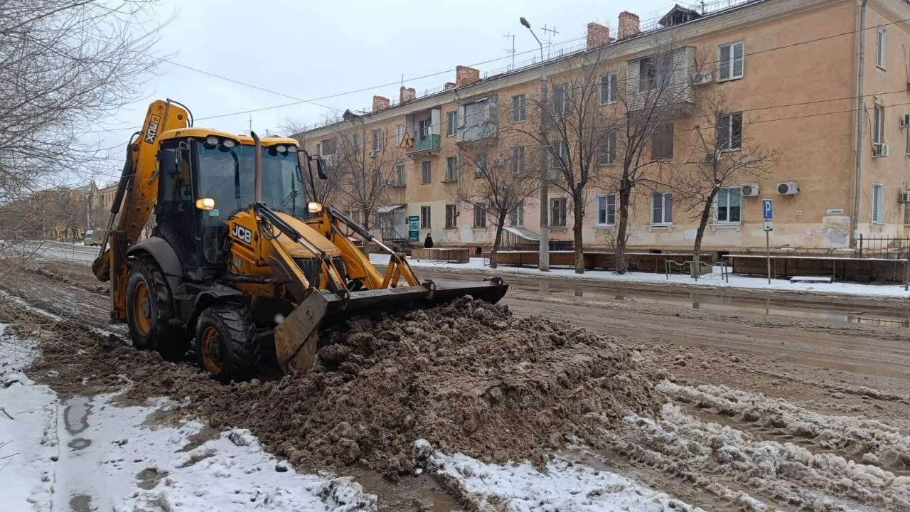 В Астрахани уборка наледи и откачка воды продолжается и в выходные 