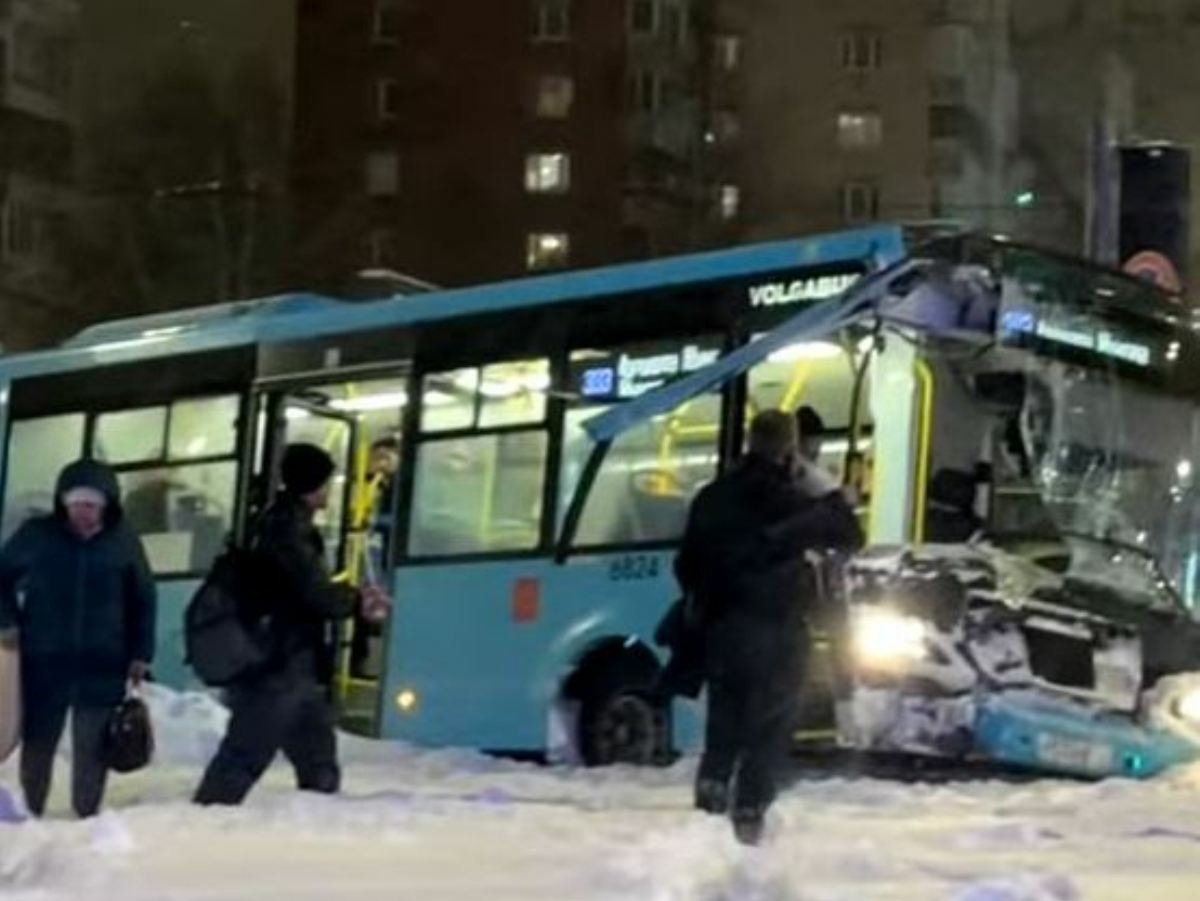 Автобус столкнулся с грузовым автомобилем в Санкт-Петербурге