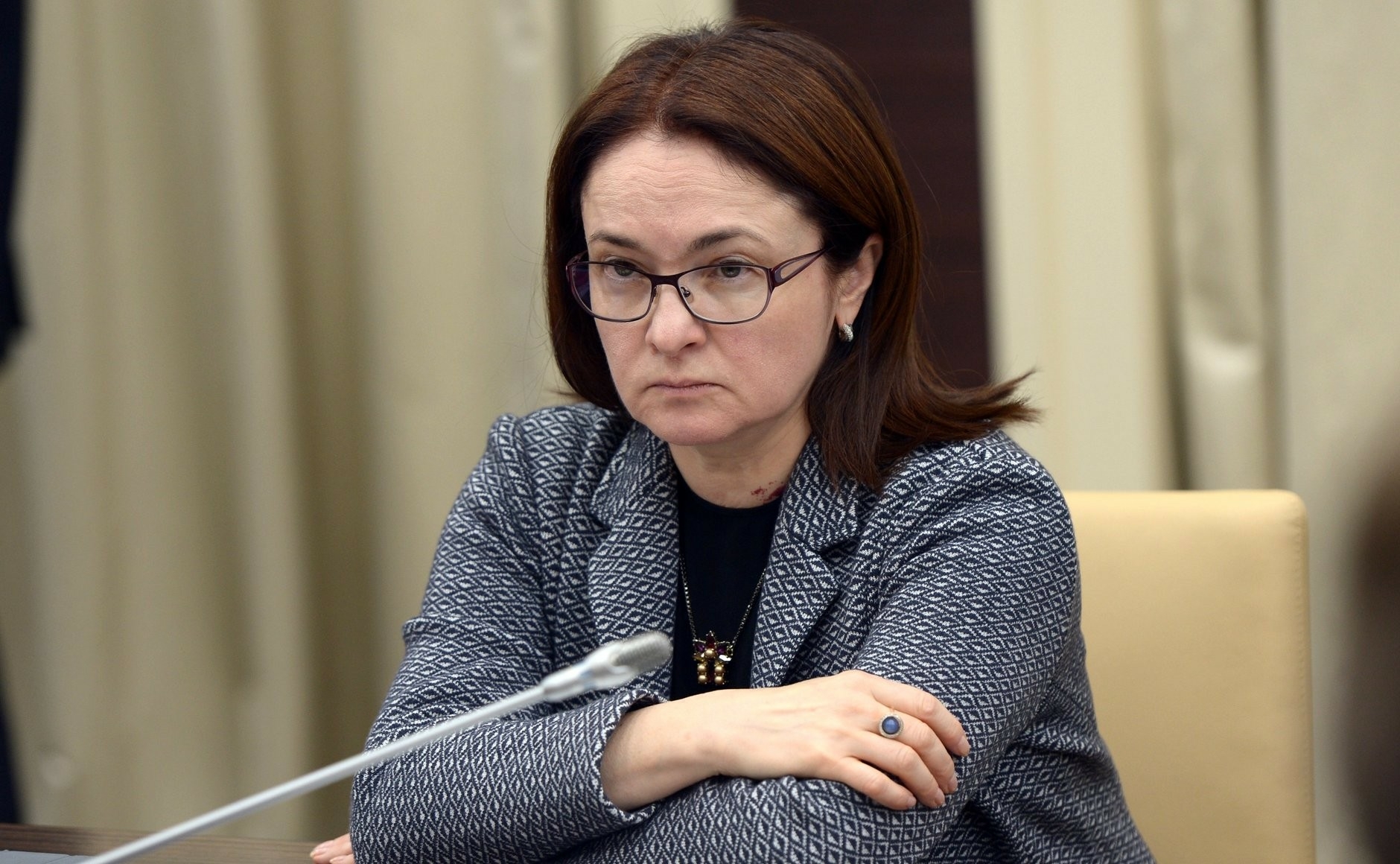 Банк России продлил ограничения на снятие иностранной валюты до сентября