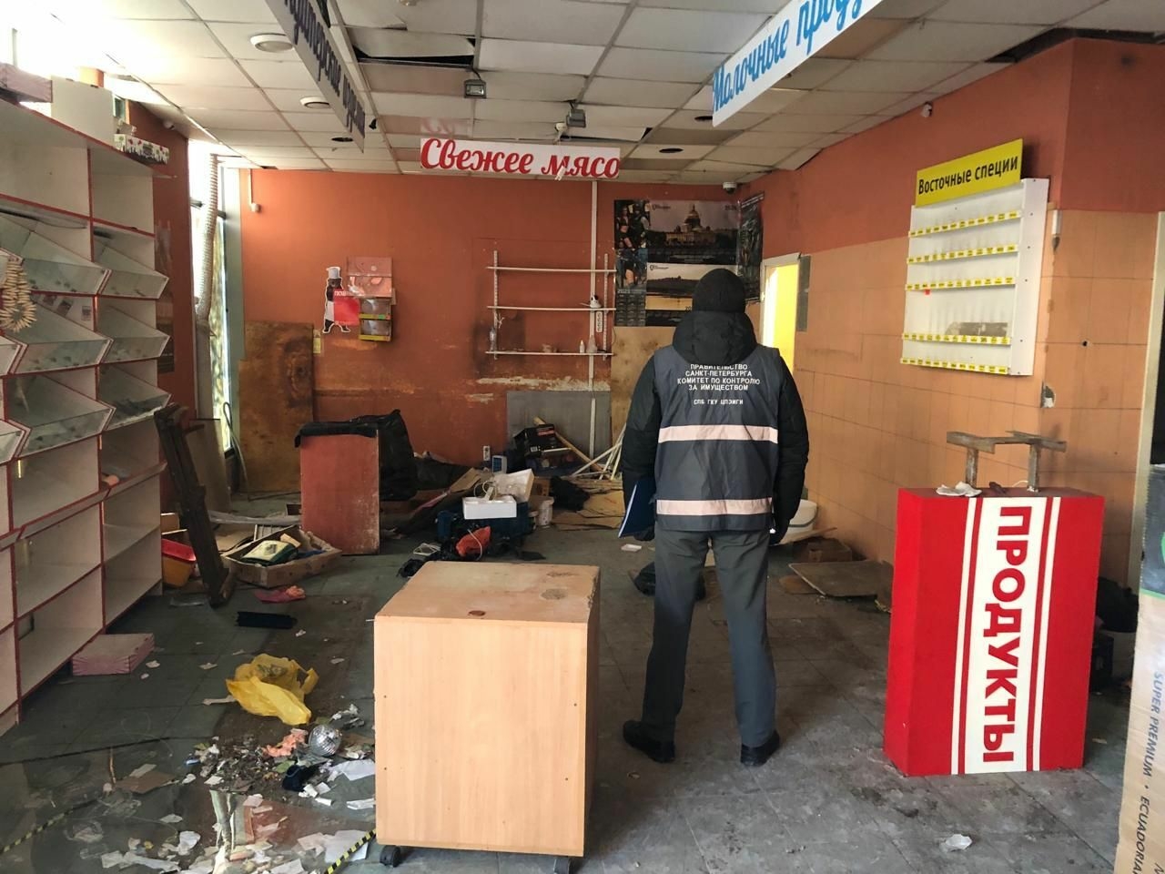Петербургский ККИ освободил 300 метров городской площади от торговых павильонов
