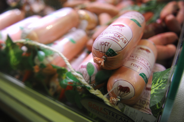 Диетолог Журавлева перечислила опасные последствия употребления продуктов с «мясным клеем»