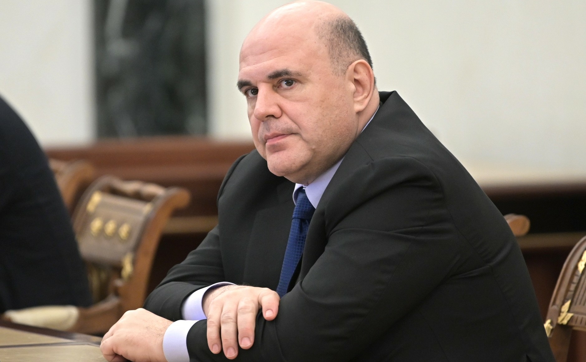 Мишустин поднял зарплаты госслужащим