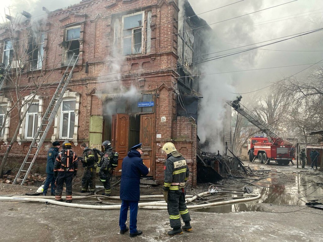 Серьезный пожар уничтожил в Астрахани 400 кв.м жилого дома
