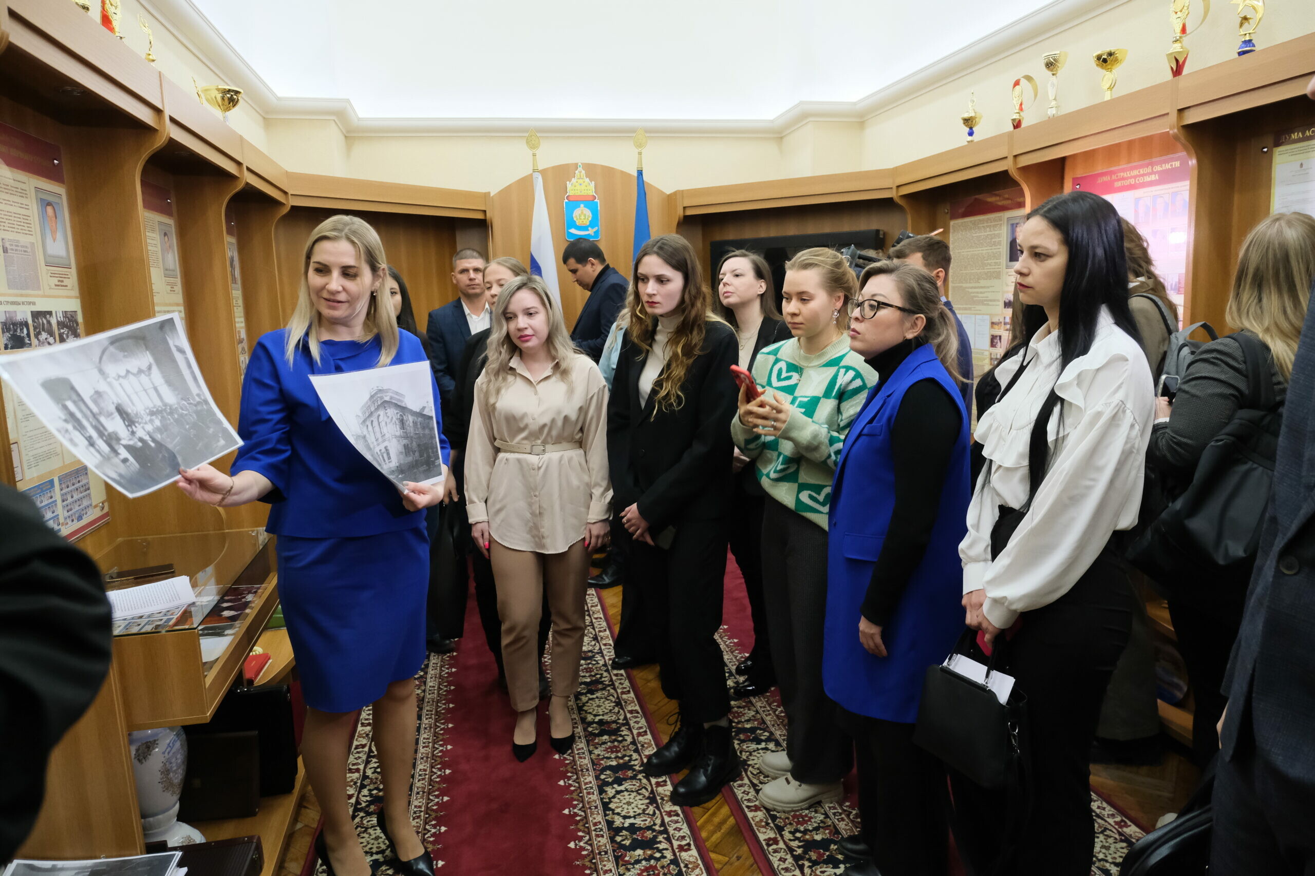 Музейную экспозицию Думы Астраханской посетили члены молодежного правительства