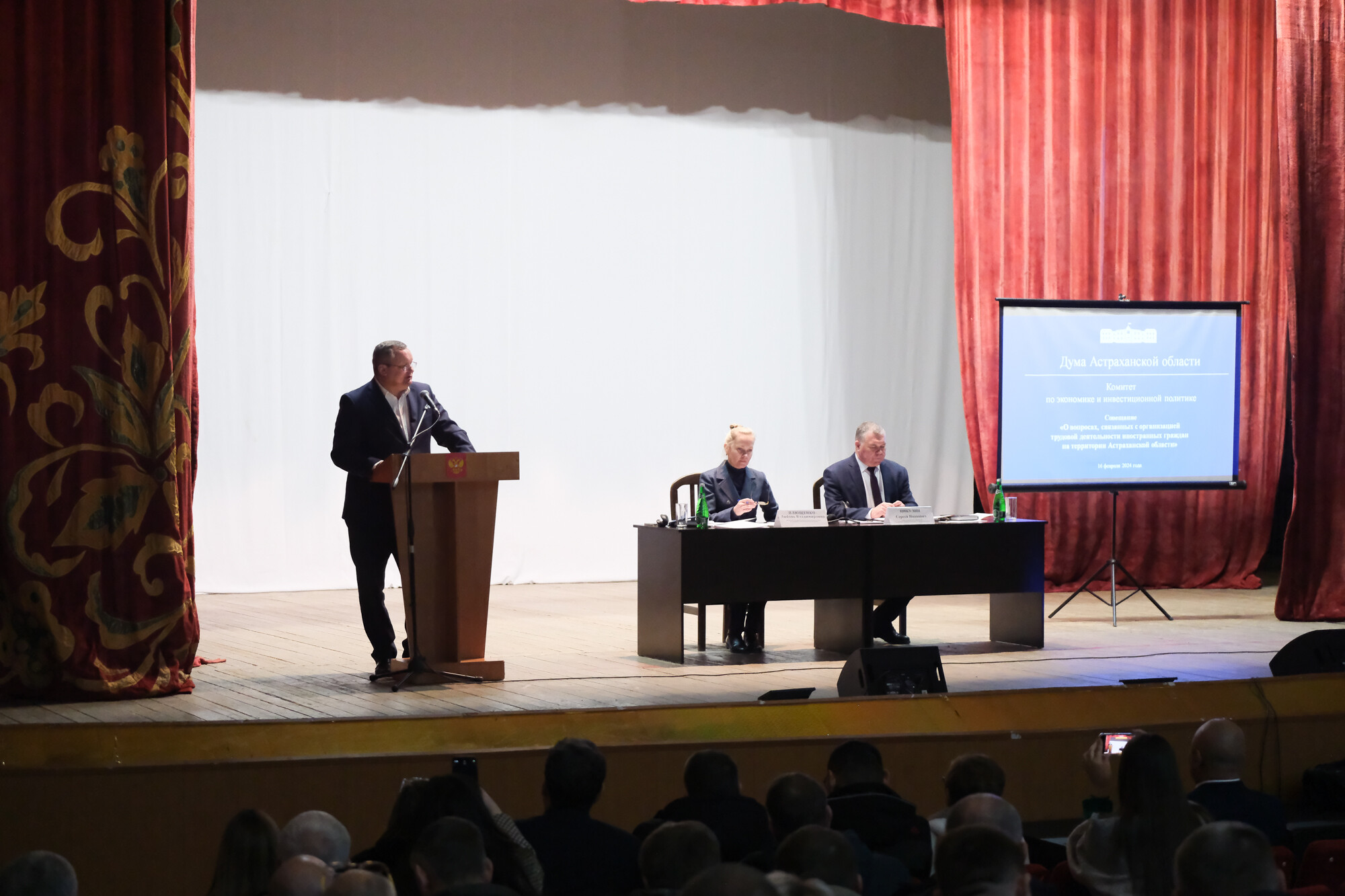 Игорь Мартынов обсудил с главами районов и профильными ведомствами вопросы трудоустройства иностранцев в Астраханской области