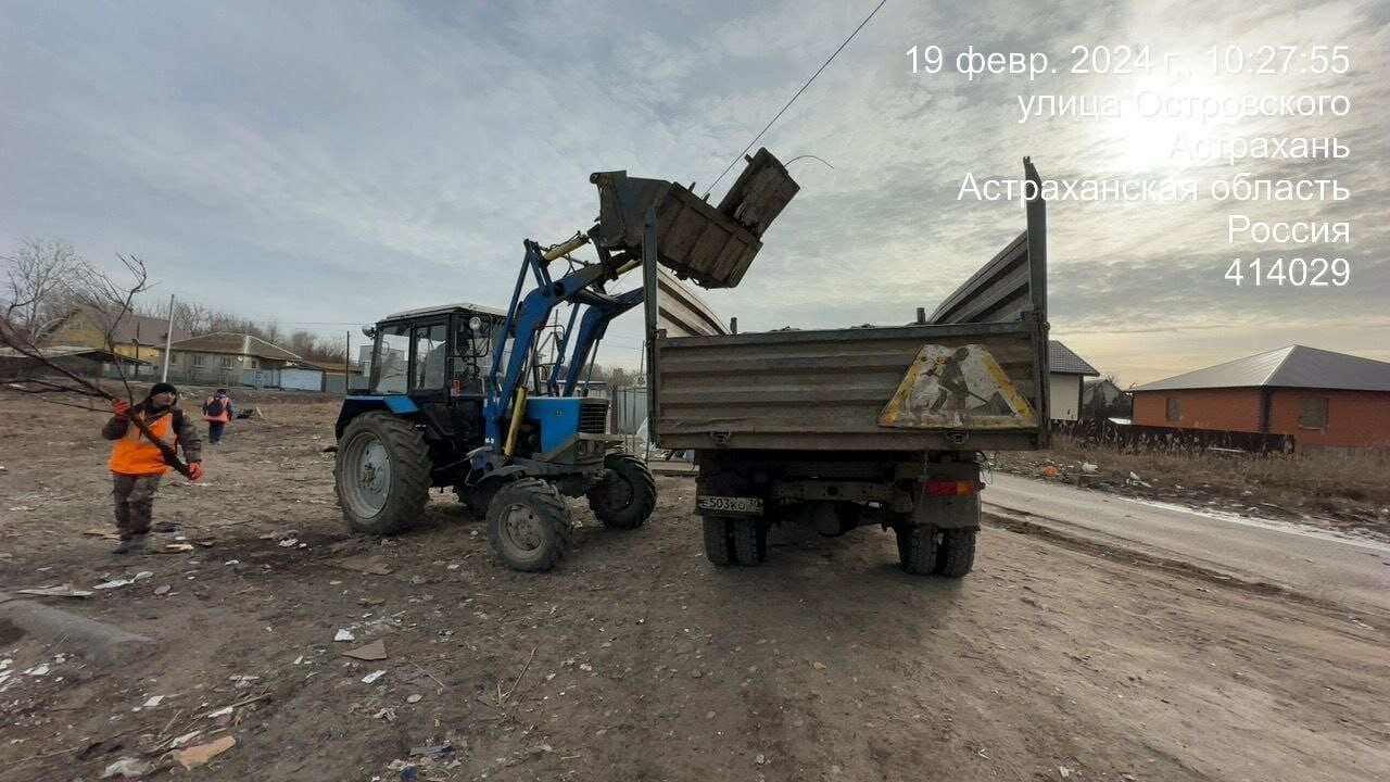 С улиц Астрахани за выходные коммунальщики вывезли 50 тонн мусора