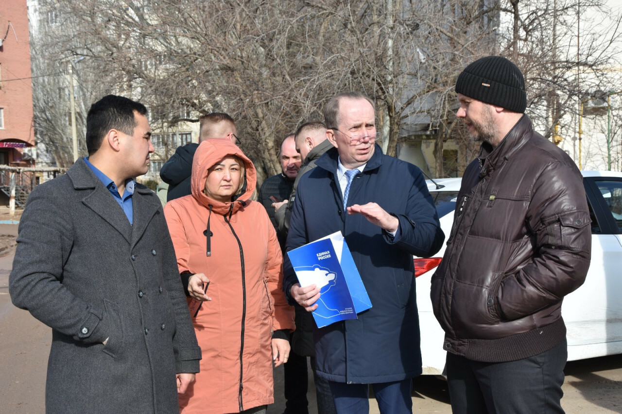 Игорь Седов поручил привести в порядок тротуар на улице Льва Толстого в Астрахани 