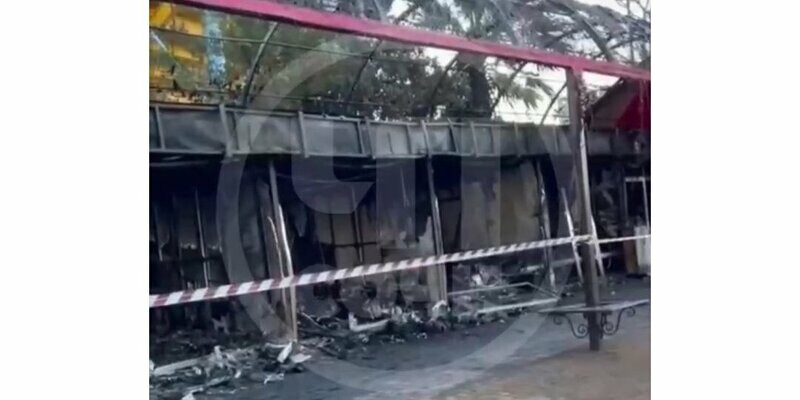 В Сочи полностью выгорели торговые ряды около дельфинария