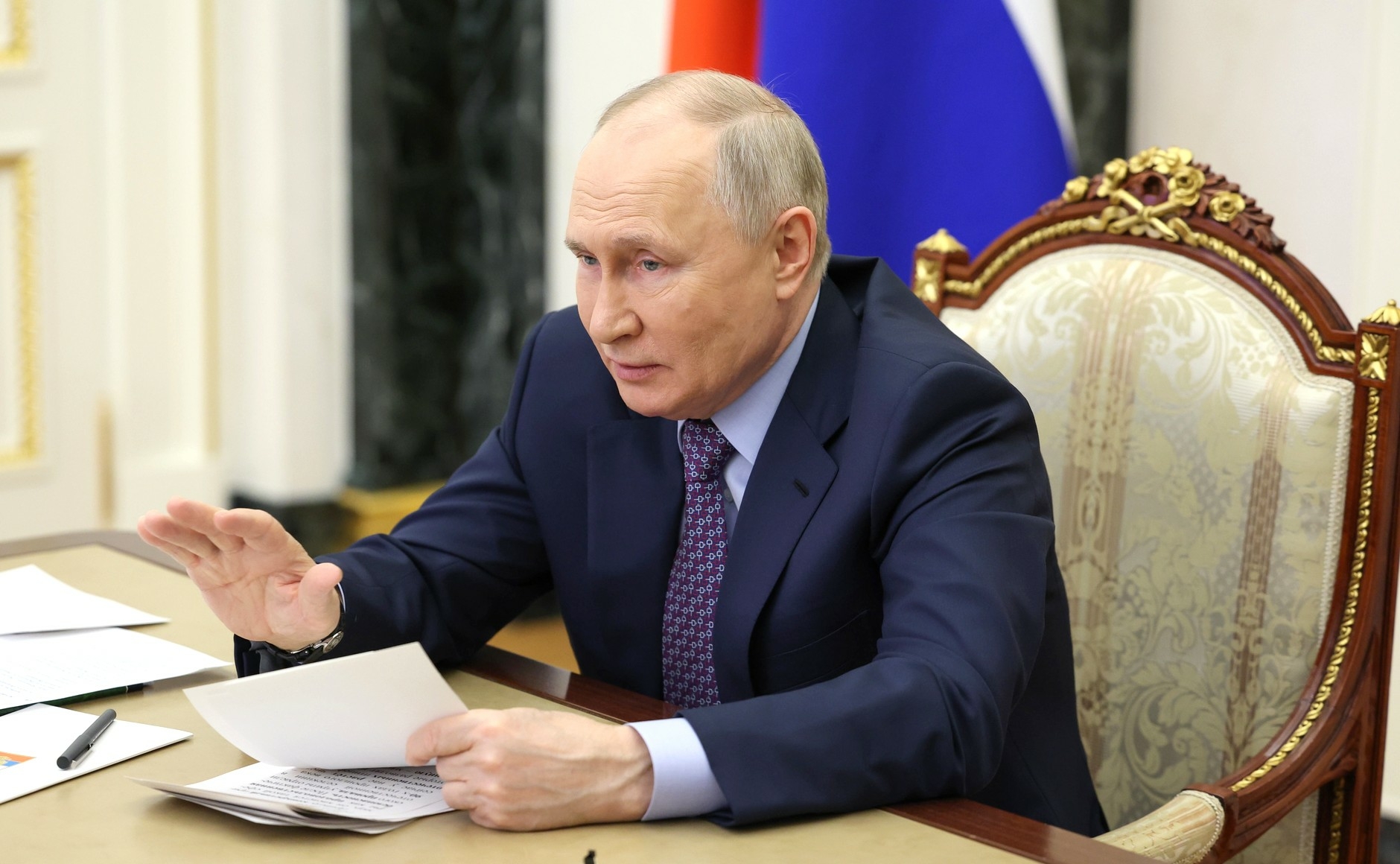 Путин подписал закон о приостановке запрета террористической организации