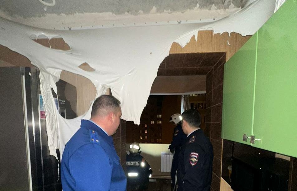 Прокуратура проведет проверку из-за обрушения балкона в доме в Астрахани 