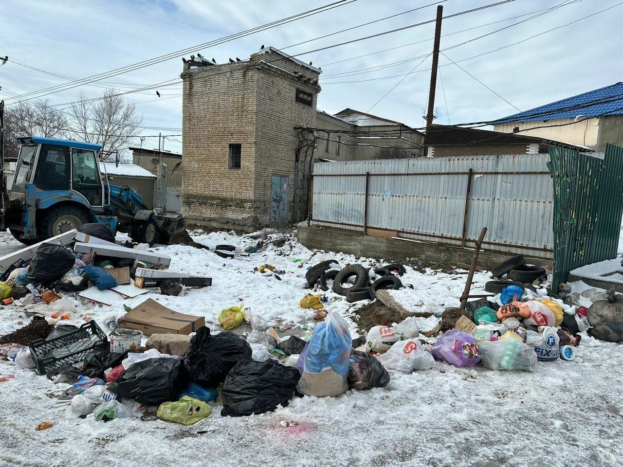 В Дзержинском районе пятый раз в 2024 году убирают крупную свалку