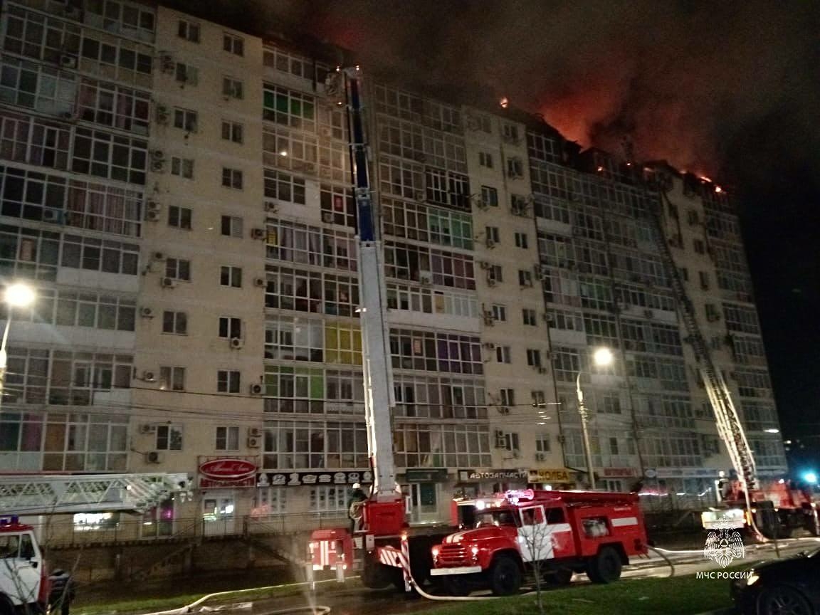 Спасатели потушили пожар в многоэтажке в Анапе 