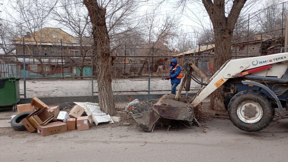 Коммунальщики продолжают чистить Астрахань от мусора даже в выходные 