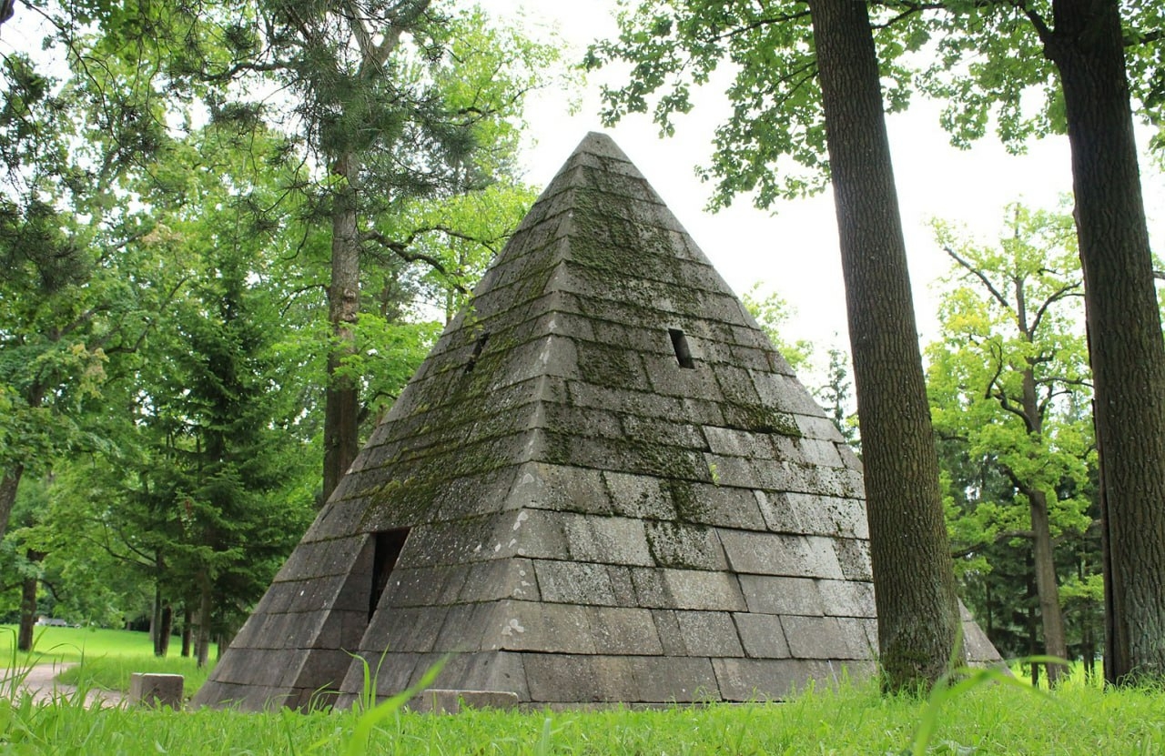 Туристка упала внутрь 4000-летней пирамиды в Египте