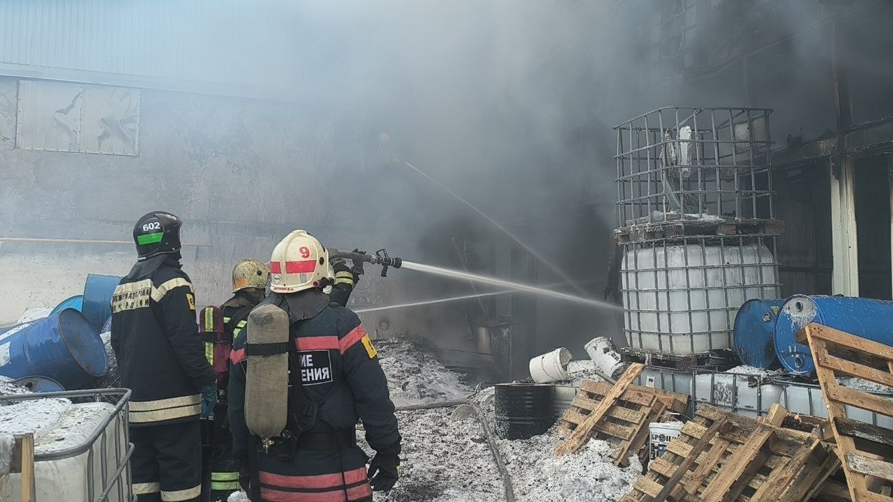 В Волгограде загорелся цех завода лакокрасочных покрытий 