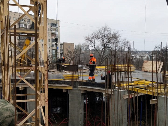 В Волжском продолжают возведение шестиэтажной детской поликлиники