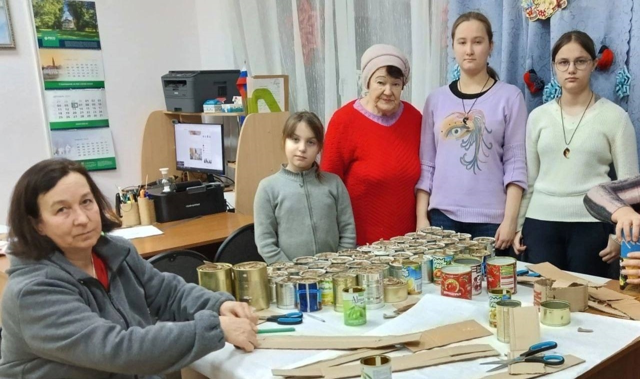 Школьники Волоколамского округа изготовили партию блиндажных свечей для бойцов СВО