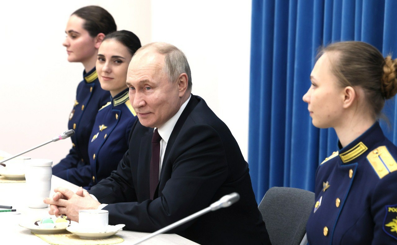 Владимир Путин встретился с военными летчицами в Краснодаре